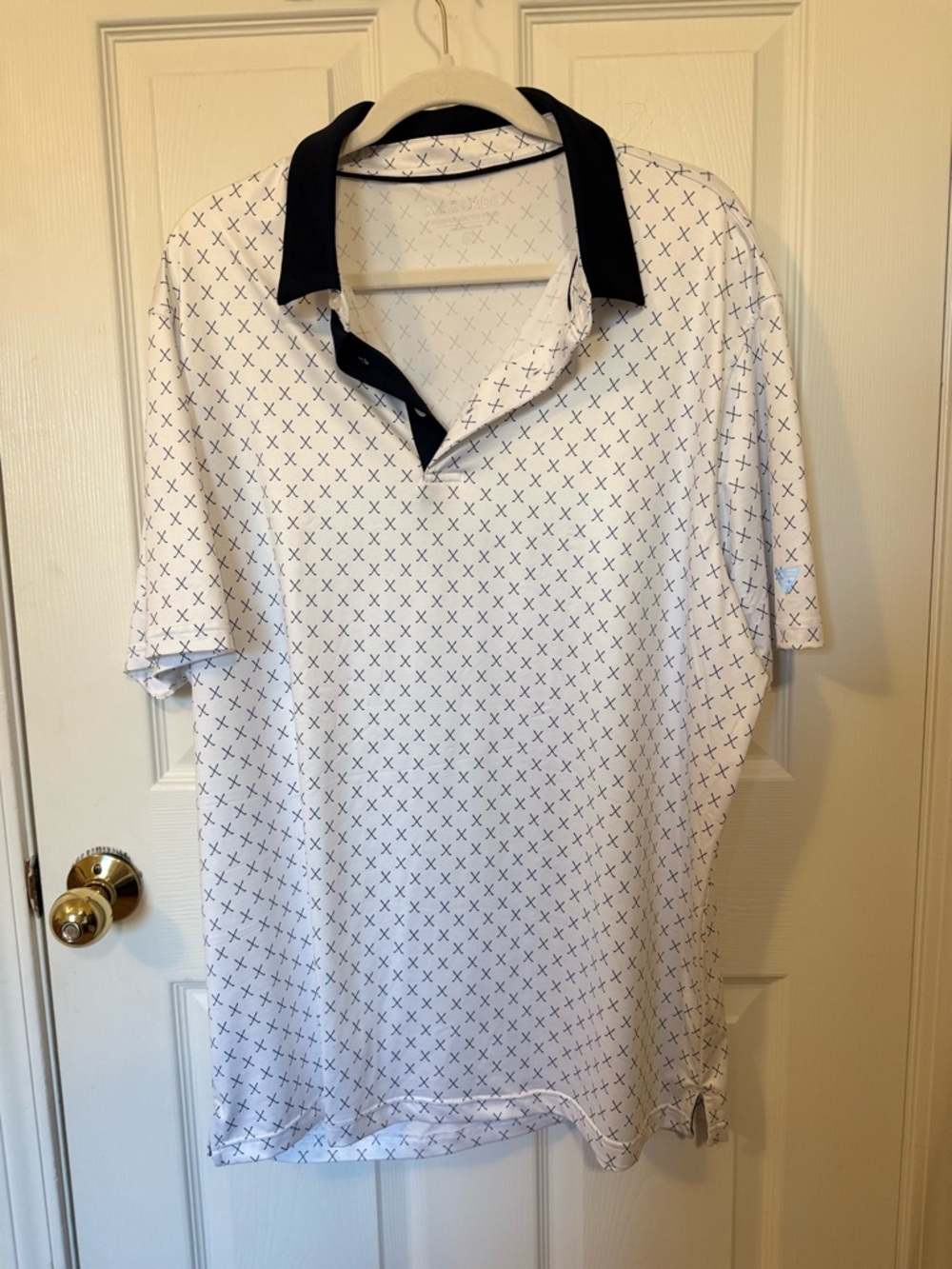 Men's White Polo with Navy Golf Pattern Maelreg Polo